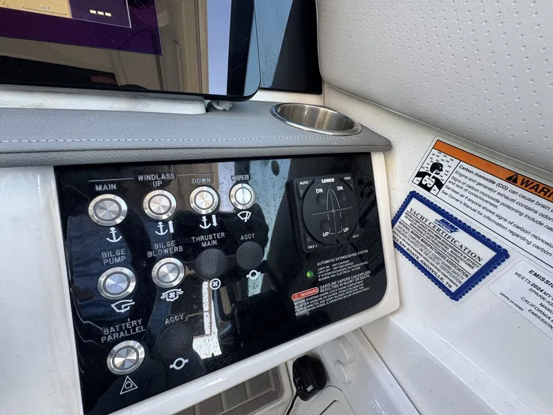 Slide: The Image of Sea Ray 320 SUNDANCER OUTBOARD 2024 - 18