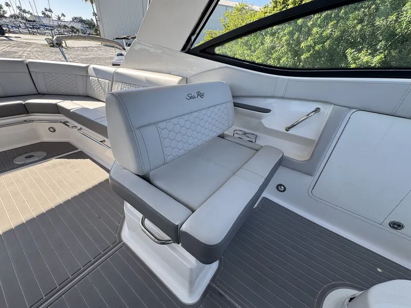 Slide: The Image of Sea Ray 320 SUNDANCER OUTBOARD 2024 - 20