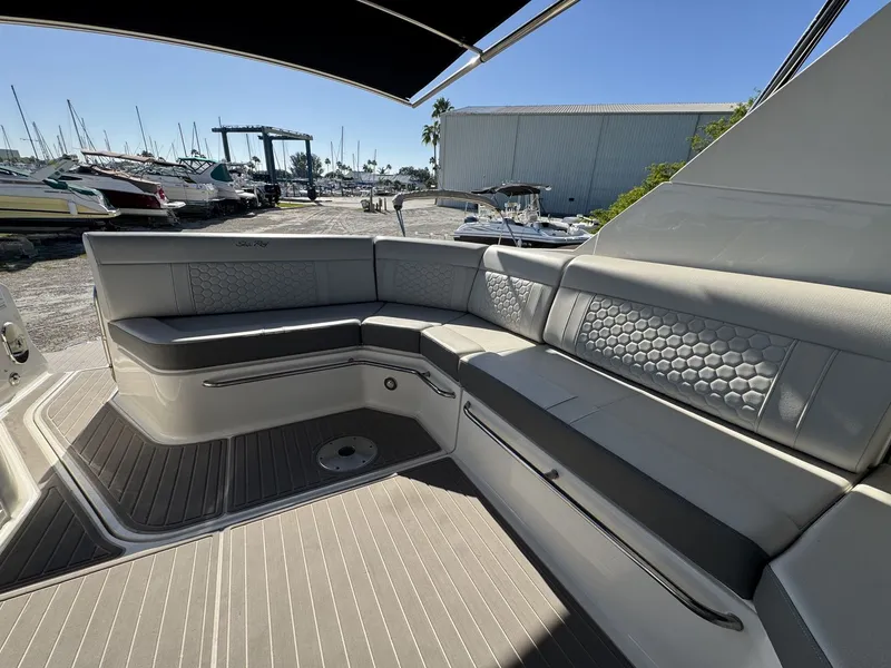 Slide: The Image of Sea Ray 320 SUNDANCER OUTBOARD 2024 - 22