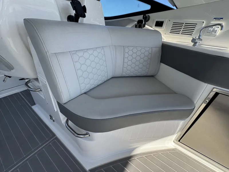 Slide: The Image of Sea Ray 320 SUNDANCER OUTBOARD 2024 - 23