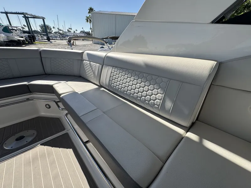 Slide: The Image of Sea Ray 320 SUNDANCER OUTBOARD 2024 - 24