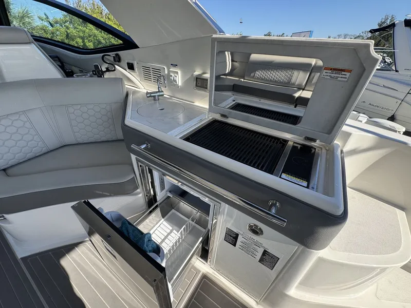 Slide: The Image of Sea Ray 320 SUNDANCER OUTBOARD 2024 - 27