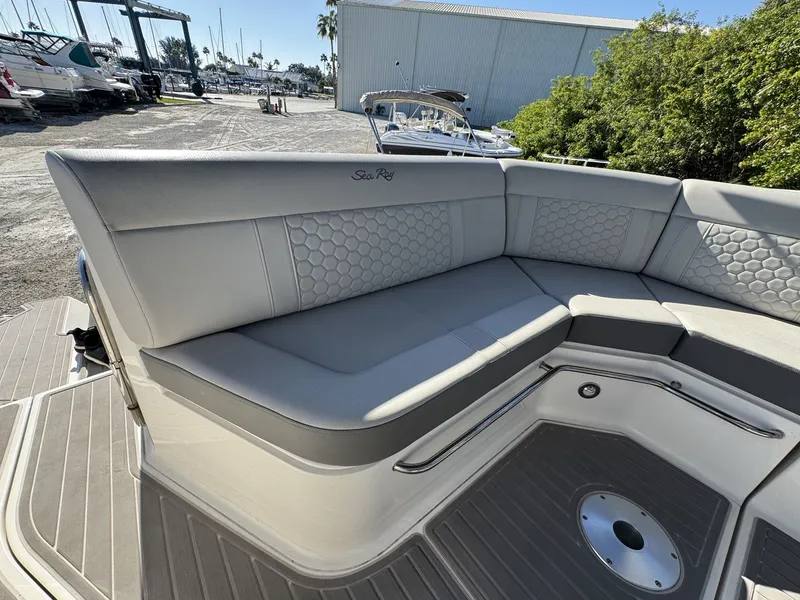 Slide: The Image of Sea Ray 320 SUNDANCER OUTBOARD 2024 - 28