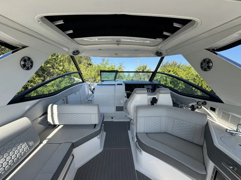 Slide: The Image of Sea Ray 320 SUNDANCER OUTBOARD 2024 - 29