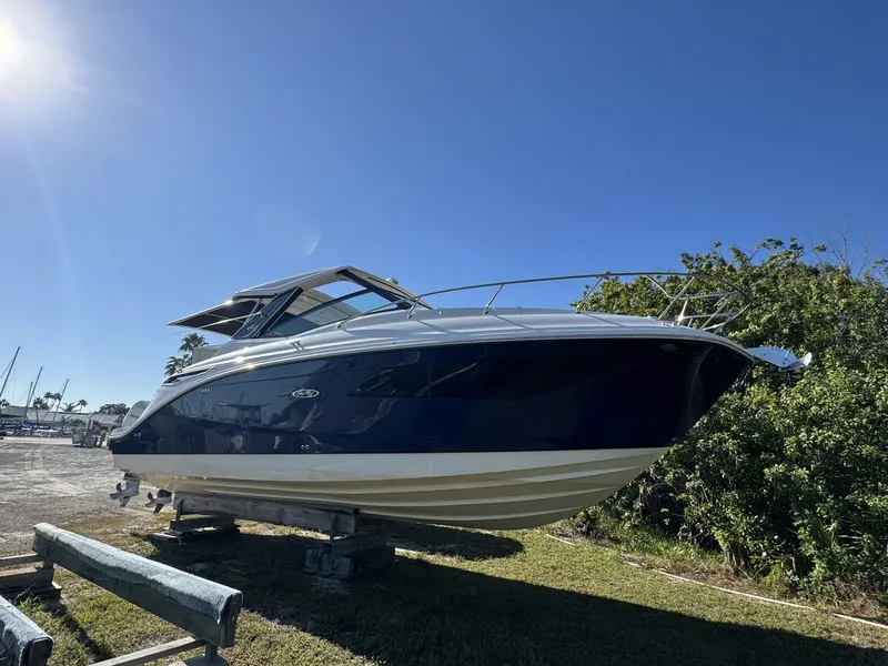 Slide: The Image of Sea Ray 320 SUNDANCER OUTBOARD 2024 - 3
