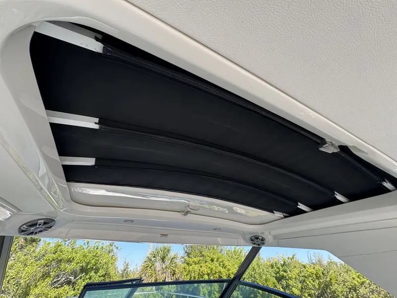 Slide: The Image of Sea Ray 320 SUNDANCER OUTBOARD 2024 - 30