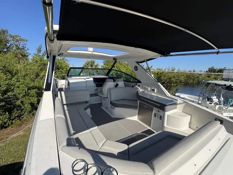Slide: The Image of Sea Ray 320 SUNDANCER OUTBOARD 2024 - 32