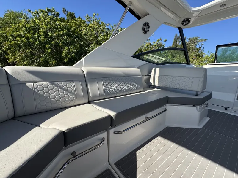 Slide: The Image of Sea Ray 320 SUNDANCER OUTBOARD 2024 - 35