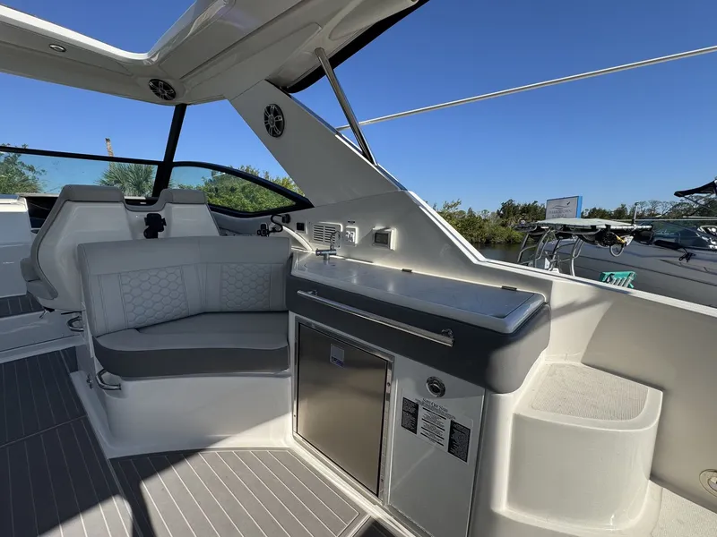 Slide: The Image of Sea Ray 320 SUNDANCER OUTBOARD 2024 - 36