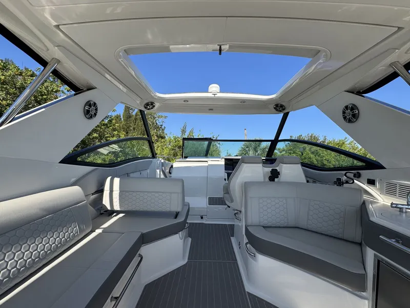 Slide: The Image of Sea Ray 320 SUNDANCER OUTBOARD 2024 - 37