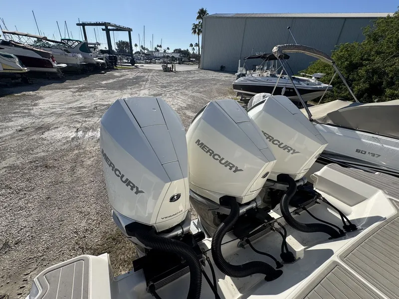 Slide: The Image of Sea Ray 320 SUNDANCER OUTBOARD 2024 - 38