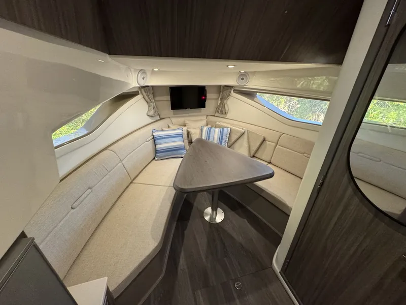 Slide: The Image of Sea Ray 320 SUNDANCER OUTBOARD 2024 - 40