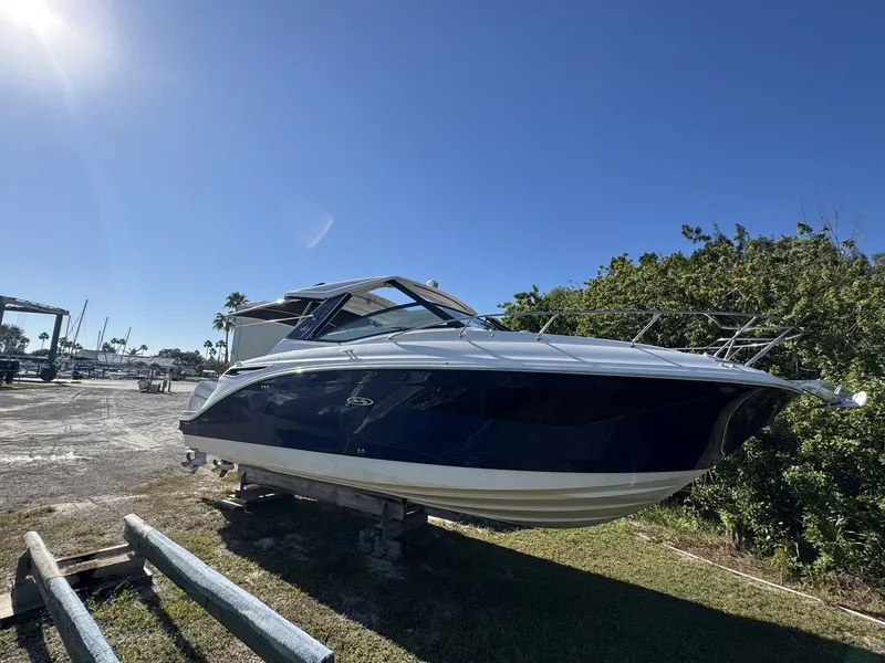 Slide: The Image of Sea Ray 320 SUNDANCER OUTBOARD 2024 - 5