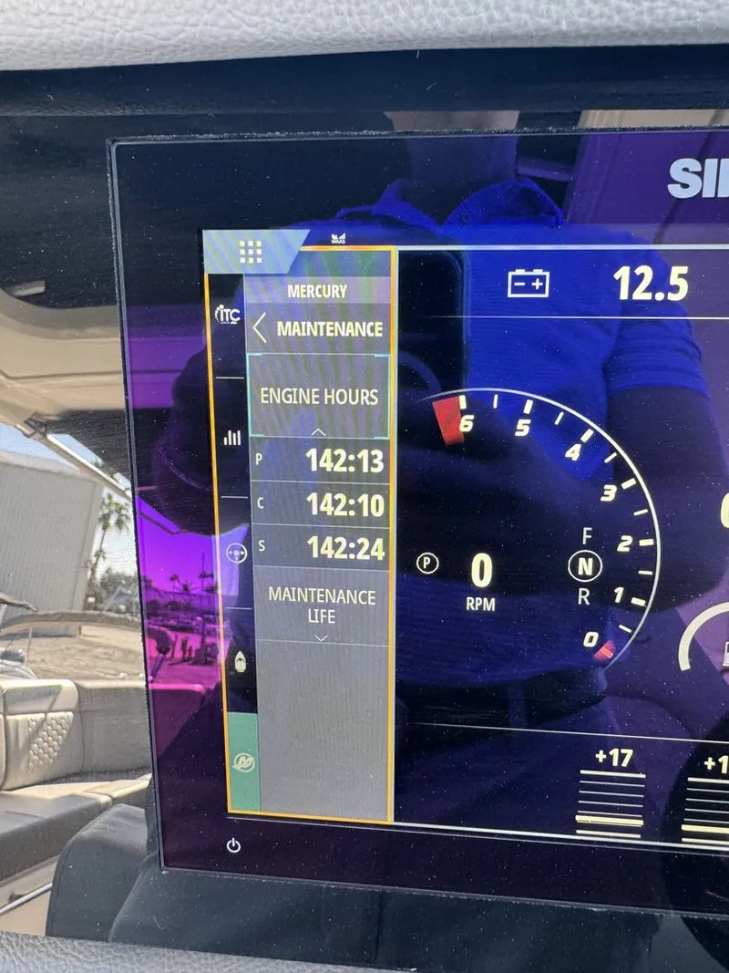 Slide: The Image of Sea Ray 320 SUNDANCER OUTBOARD 2024 - 52