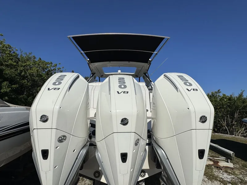 Slide: The Image of Sea Ray 320 SUNDANCER OUTBOARD 2024 - 6