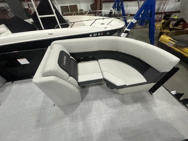 Slide: The Image of Harris 210 Cruiser 2025 - 27