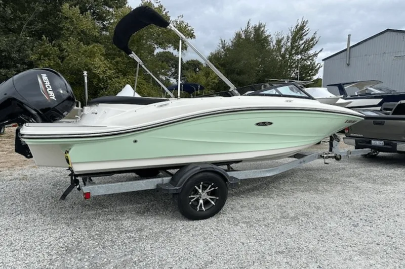 Slide: The Image of Sea Ray 19 SPX 2022 - 1