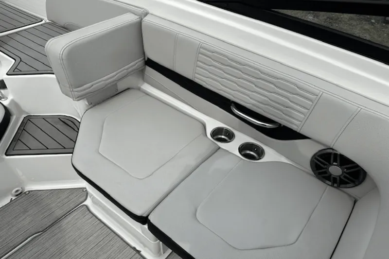 Slide: The Image of Sea Ray 19 SPX 2022 - 5