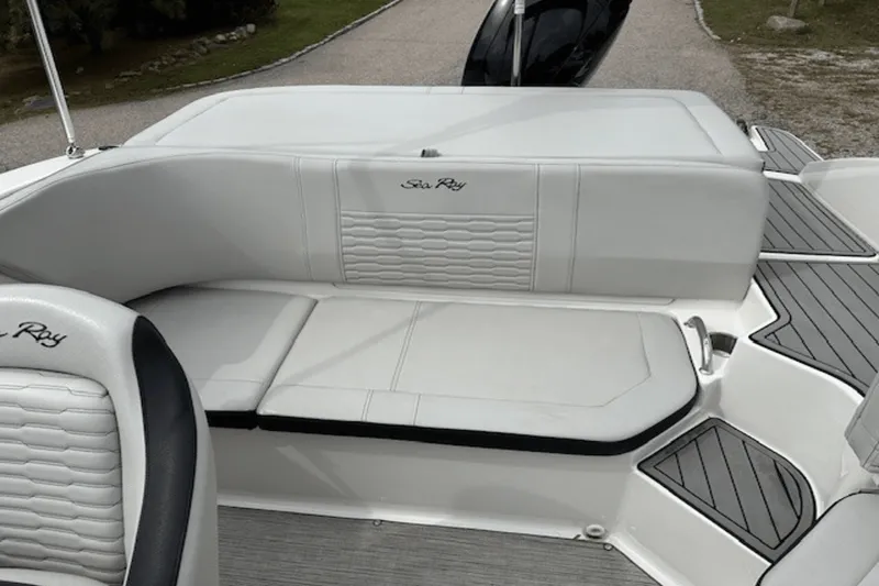 Slide: The Image of Sea Ray 19 SPX 2022 - 7