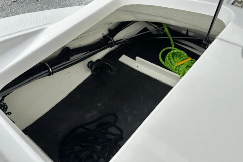 Slide: The Image of Sea Ray 19 SPX 2022 - 9