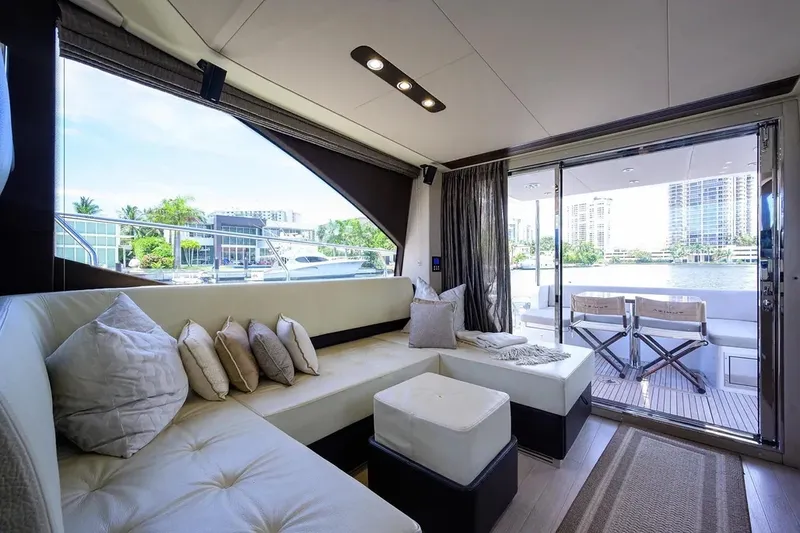 Slide: The Image of Azimut 50 FLY 2015 - 10