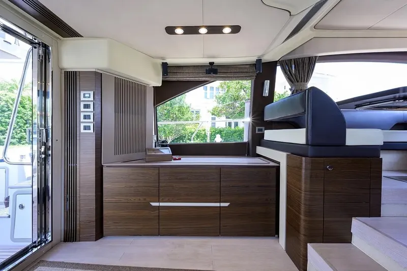 Slide: The Image of Azimut 50 FLY 2015 - 11