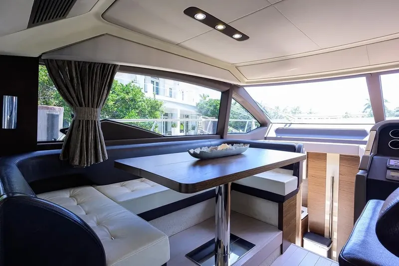 Slide: The Image of Azimut 50 FLY 2015 - 13