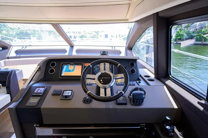 Slide: The Image of Azimut 50 FLY 2015 - 14