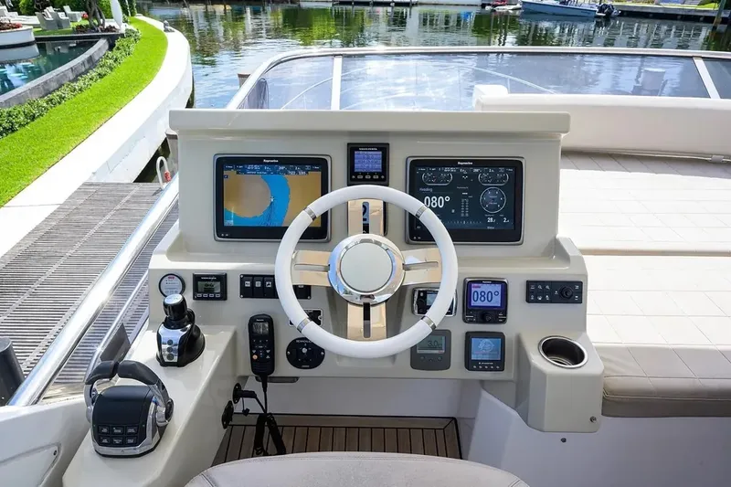 Slide: The Image of Azimut 50 FLY 2015 - 7