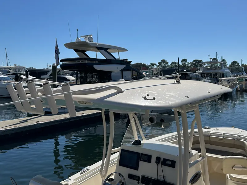 Slide: The Image of Cobia 261 CENTER CONSOLE 2018 - 14