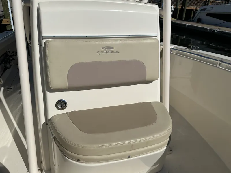 Slide: The Image of Cobia 261 CENTER CONSOLE 2018 - 25