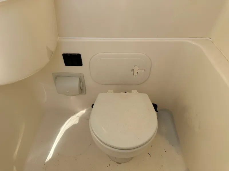 Slide: The Image of Cobia 261 CENTER CONSOLE 2018 - 45