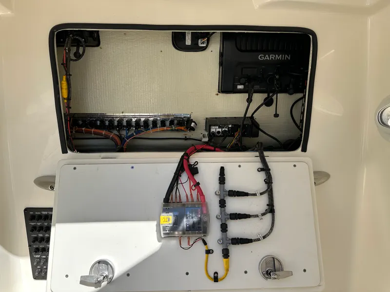 Slide: The Image of Cobia 261 CENTER CONSOLE 2018 - 46