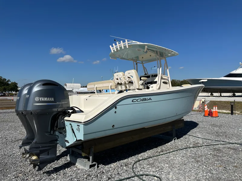 Slide: The Image of Cobia 261 CENTER CONSOLE 2018 - 60