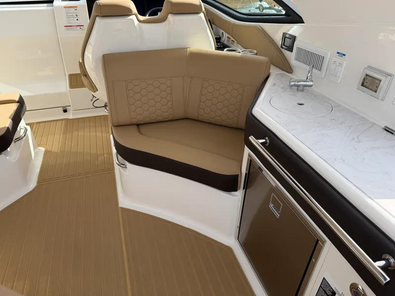 Slide: The Image of Sea Ray Sundancer 320 2026 - 14