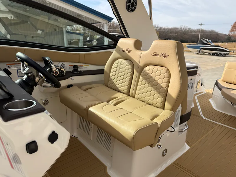 Slide: The Image of Sea Ray Sundancer 320 2026 - 18