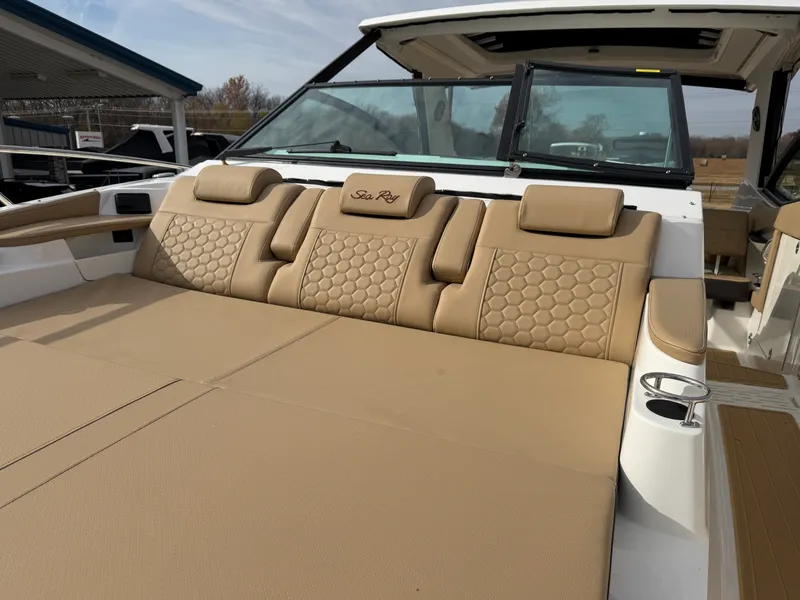 Slide: The Image of Sea Ray Sundancer 320 2026 - 26