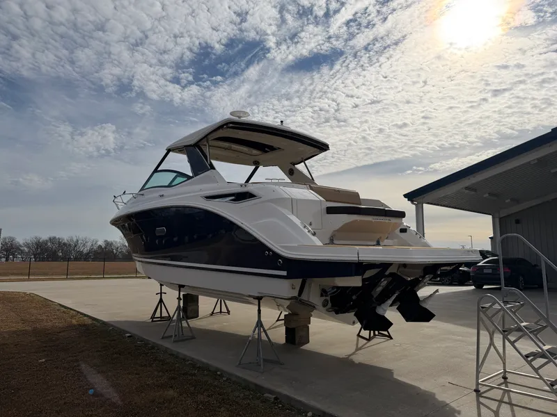 Slide: The Image of Sea Ray Sundancer 320 2026 - 4