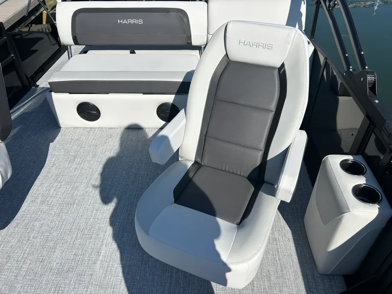 Slide: The Image of Harris Cruiser 230 2026 - 15