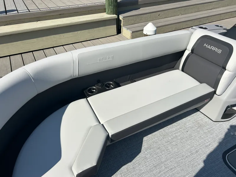 Slide: The Image of Harris Cruiser 230 2026 - 19