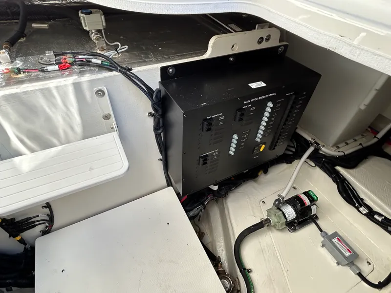 Slide: The Image of Sea Ray Sundancer 370 Outboard 2026 - 20