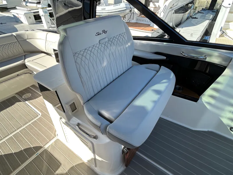 Slide: The Image of Sea Ray Sundancer 370 Outboard 2026 - 25