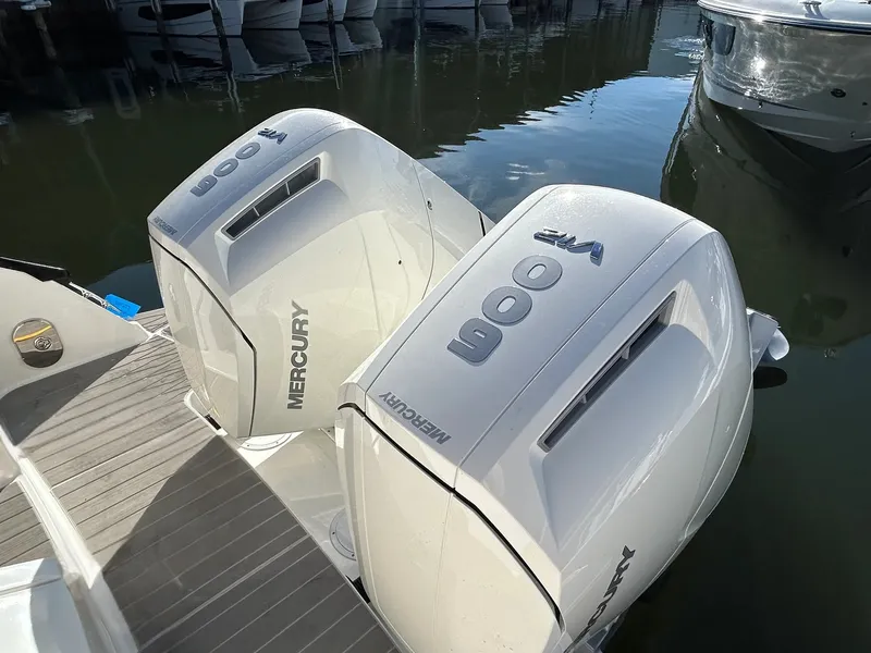 Slide: The Image of Sea Ray Sundancer 370 Outboard 2026 - 8