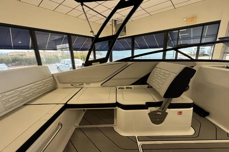 Slide: The Image of Sea Ray SPX 210 Outboard 2026 - 15