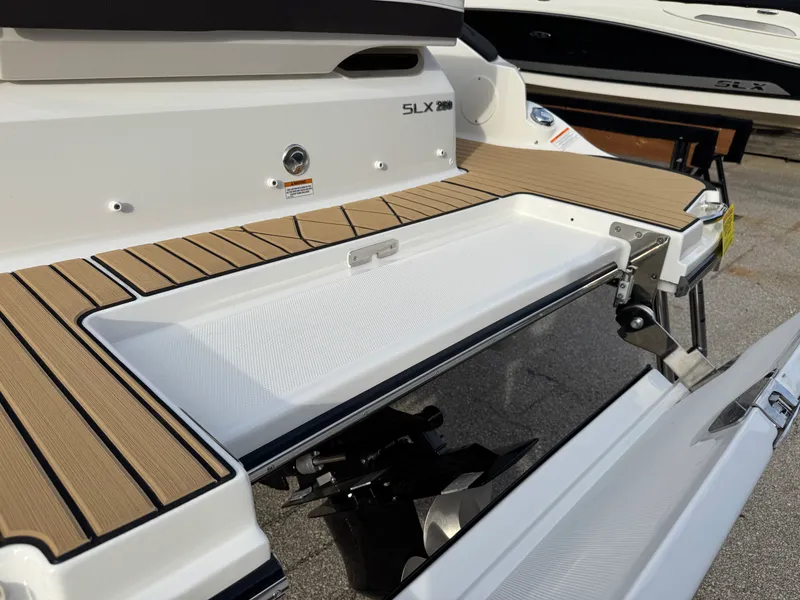 Slide: The Image of Sea Ray SLX 260 2026 - 10