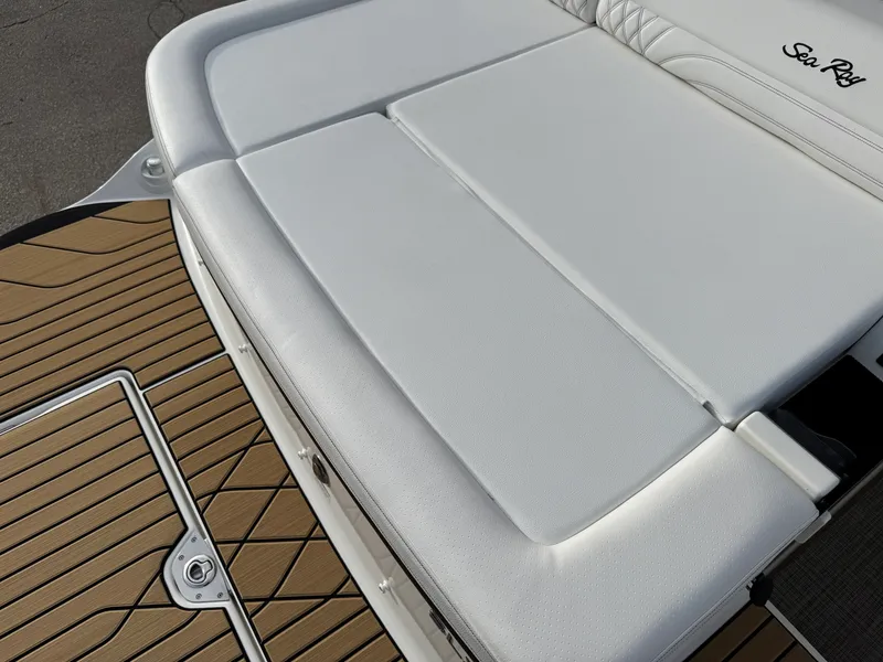 Slide: The Image of Sea Ray SLX 260 2026 - 11