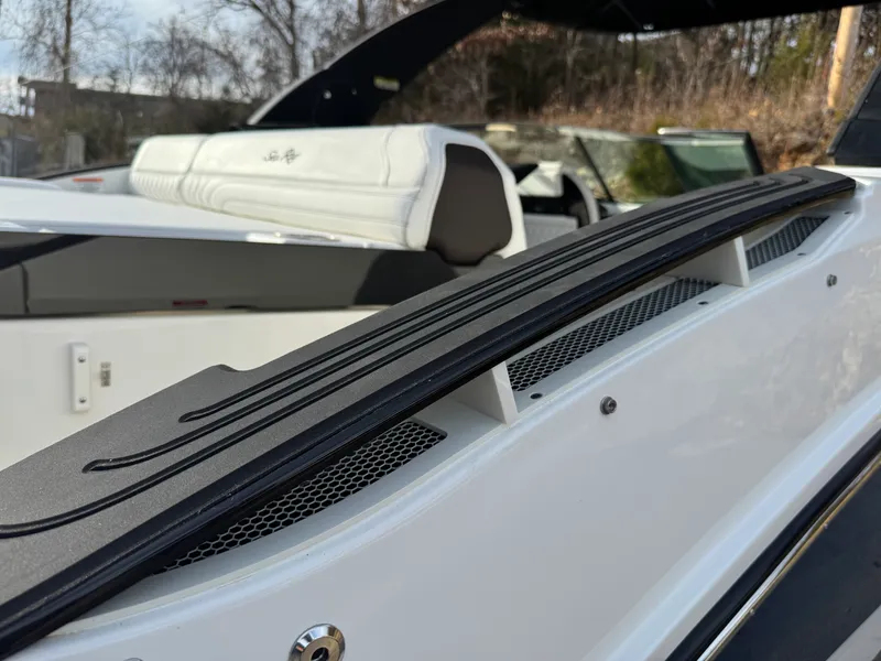 Slide: The Image of Sea Ray SLX 260 2026 - 16