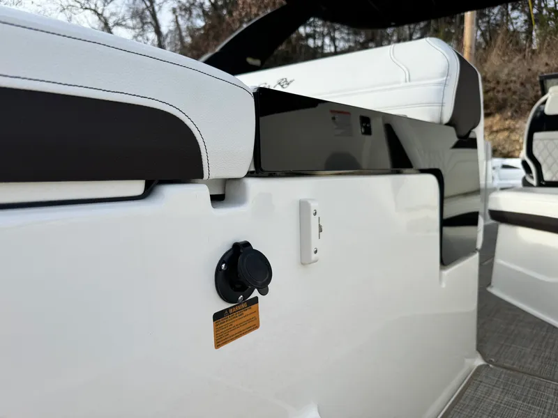 Slide: The Image of Sea Ray SLX 260 2026 - 17