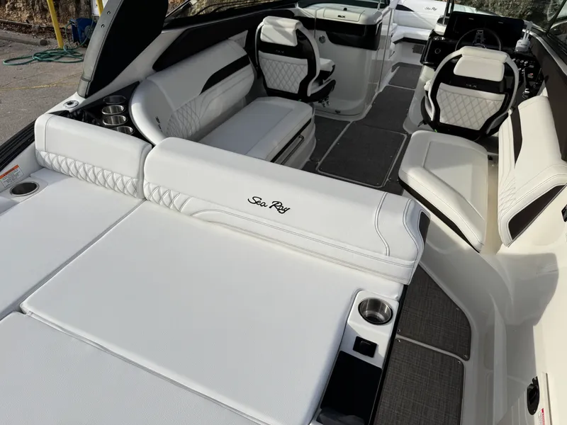 Slide: The Image of Sea Ray SLX 260 2026 - 18