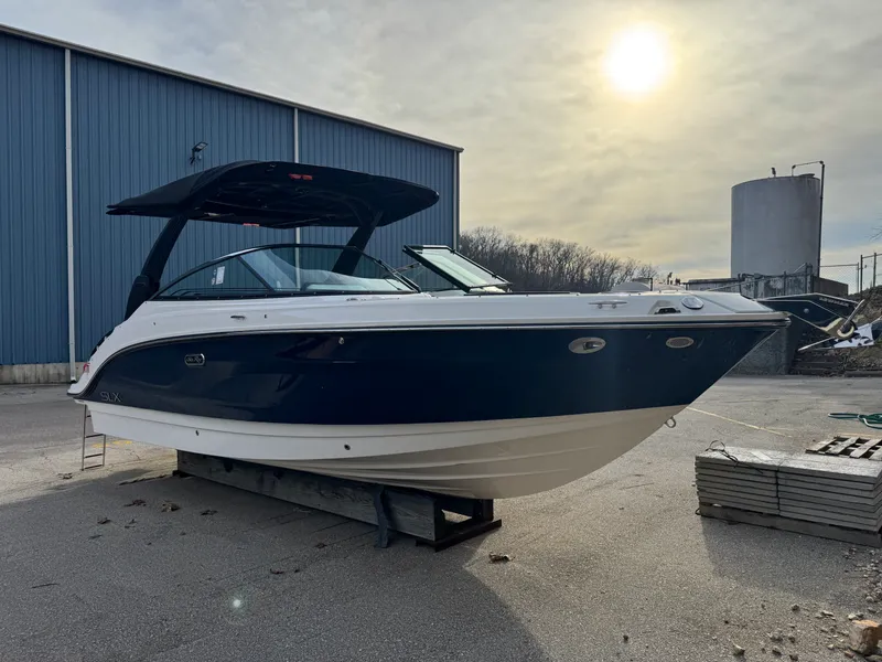 Slide: The Image of Sea Ray SLX 260 2026 - 2